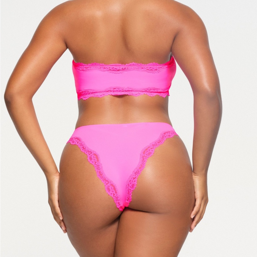 Skims Fits Everybody Lace Tonal Bandeau - Picture 2 of 5